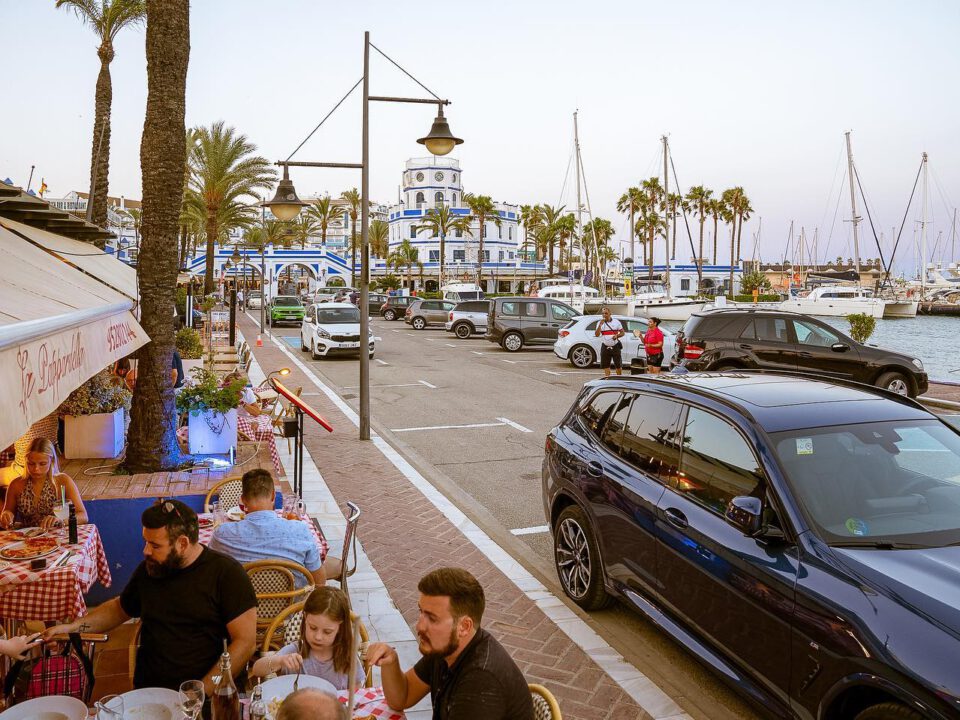 Nos encantan nuestras vistas al puerto de Estepona en La Pappardella