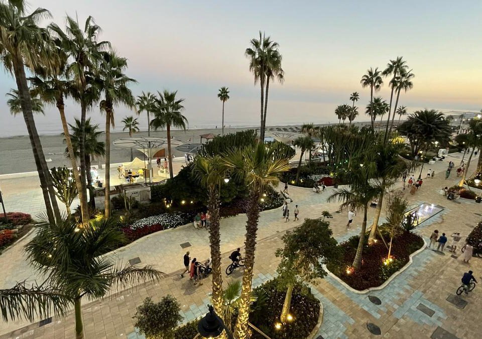 nuevo paseo marítimo de estepona tras la remodelación en Abril de 2023